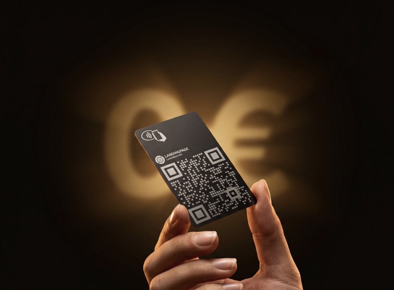 Schwarze NFC-Visitenkarte mit QR-Code in der Hand, dahinter ein leuchtendes 0-Euro-Zeichen — die Karte gibt es geschenkt.